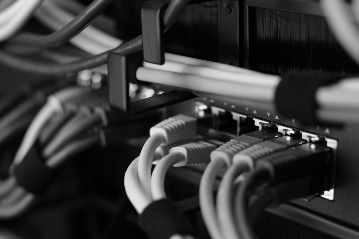 Das klassische Firmen-VPN macht jeden, der drin ist, zum Insider. Wie moderner Fernzugriff mit WireGuard funktioniert und wann Tailscale oder das selbst gehostete Headscale die bessere Wahl ist.