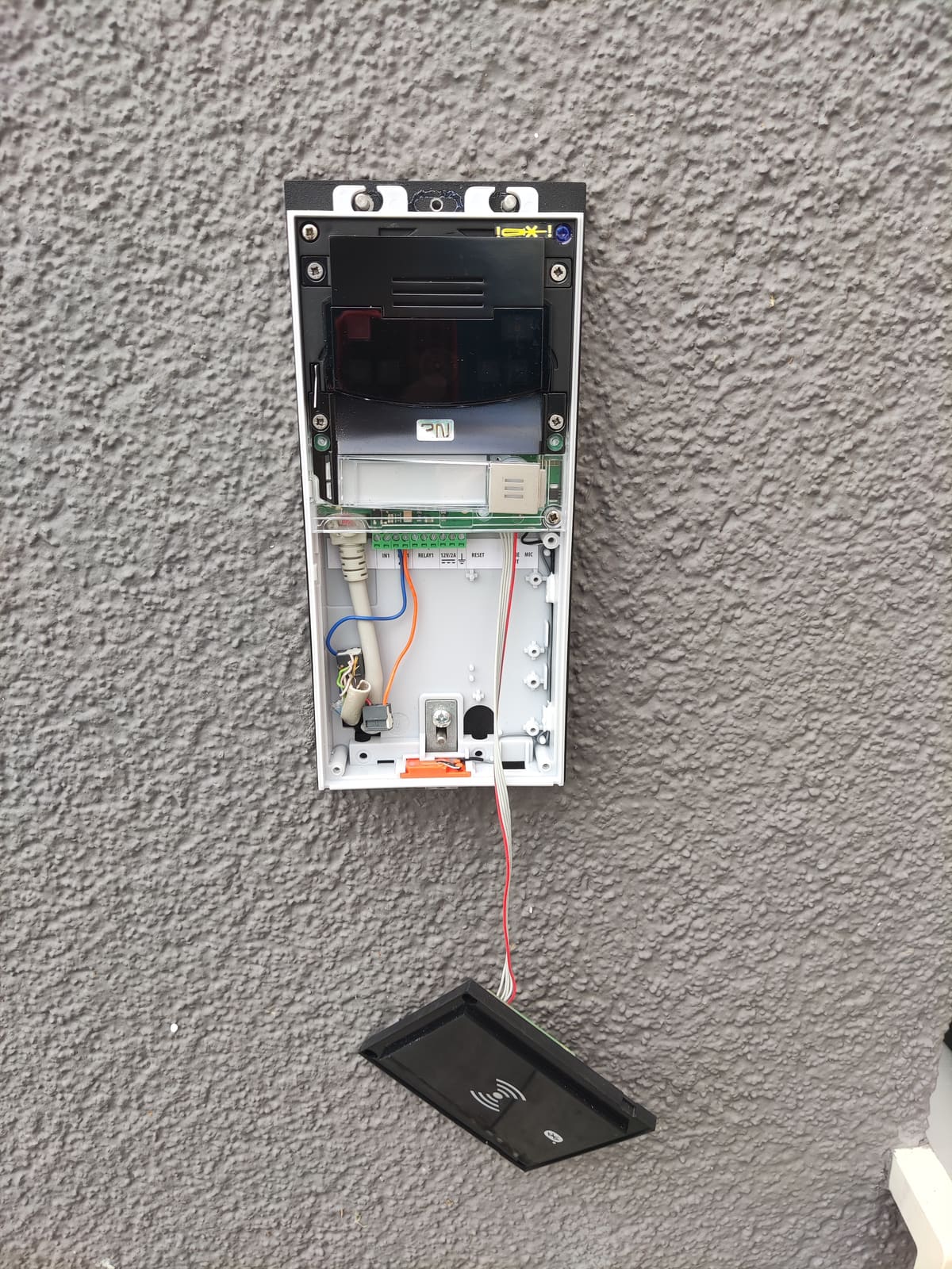 Wenn der Hersteller seinen Cloud-Dienst abschaltet, wird die smarte Lampe wieder dumm. Wie Home Assistant Zigbee, KNX und Matter/Thread lokal zusammenführt, und warum Sie Standards mischen dürfen.